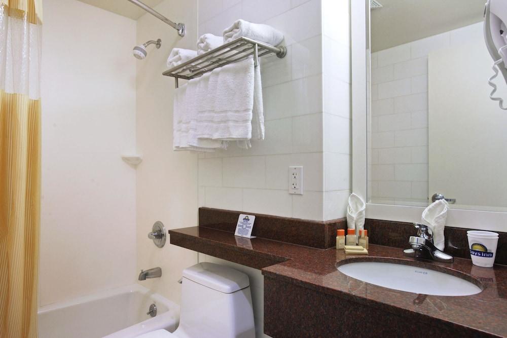 Days Inn by Wyndham Bronx Near Stadium photo 3