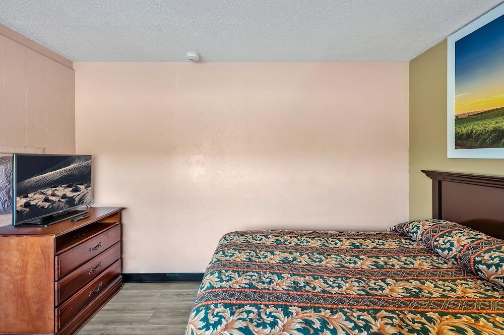 Travelers Inn photo 24
