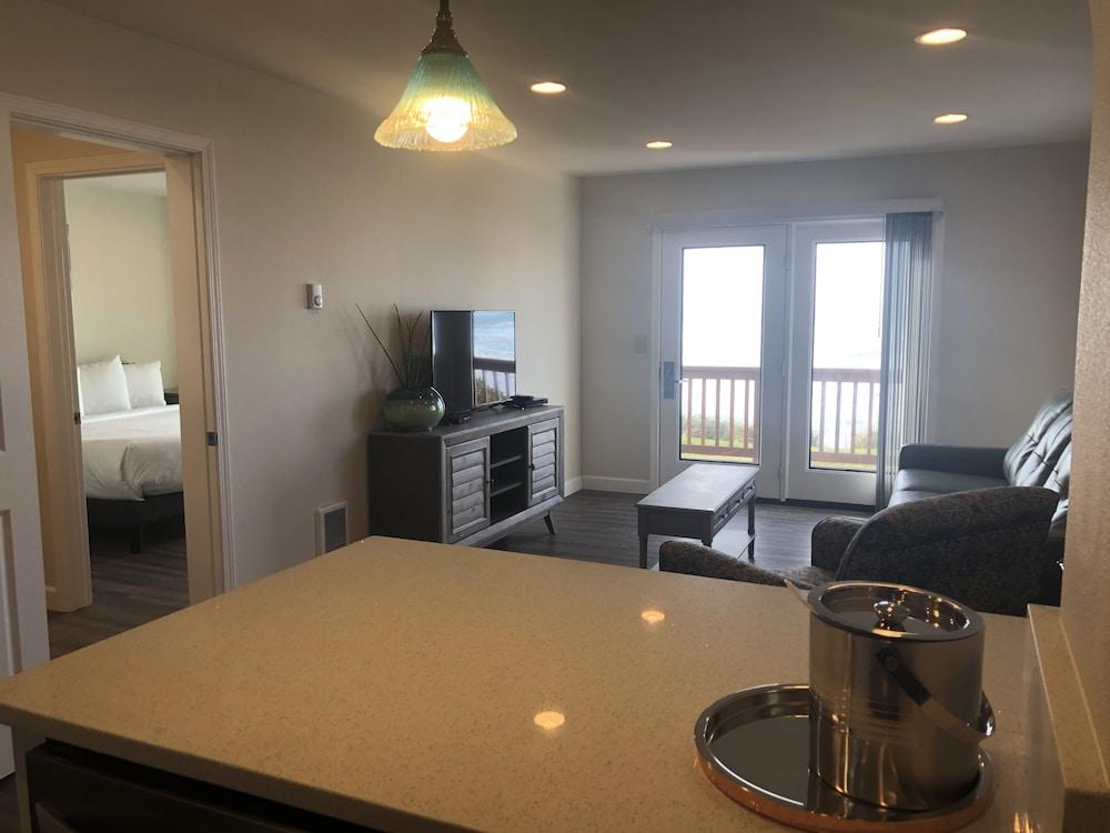 Sailor Jack's Oceanfront Inn photo 59