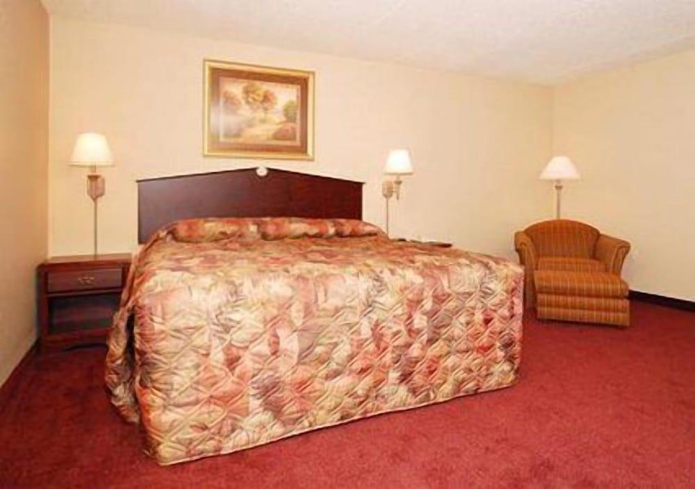 Rodeway Inn photo 35