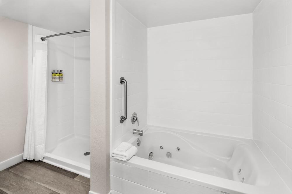 Holiday Inn Express & Suites Greenville-I-85 & Woodruff Rd by IHG photo 20