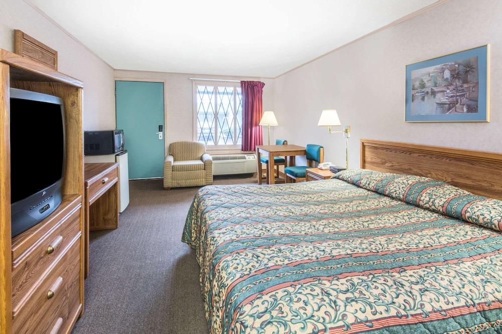 Knights Inn Canton photo 9