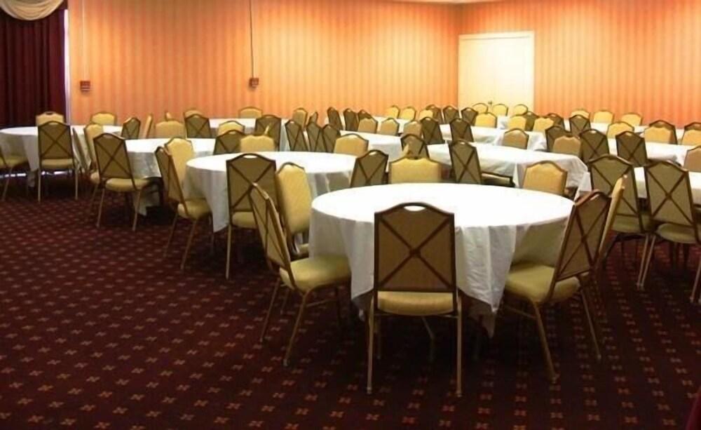 A Victory Inn & Suites - Ann Arbor photo 10