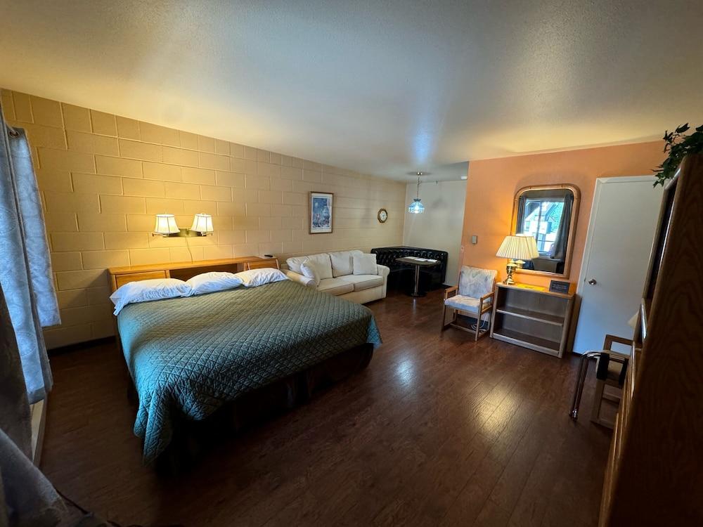 Chateau Rouge Condominiums photo 18