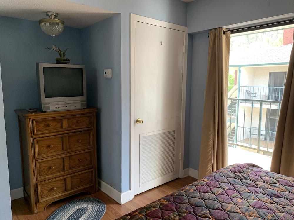 Oak Square Rentals photo 22