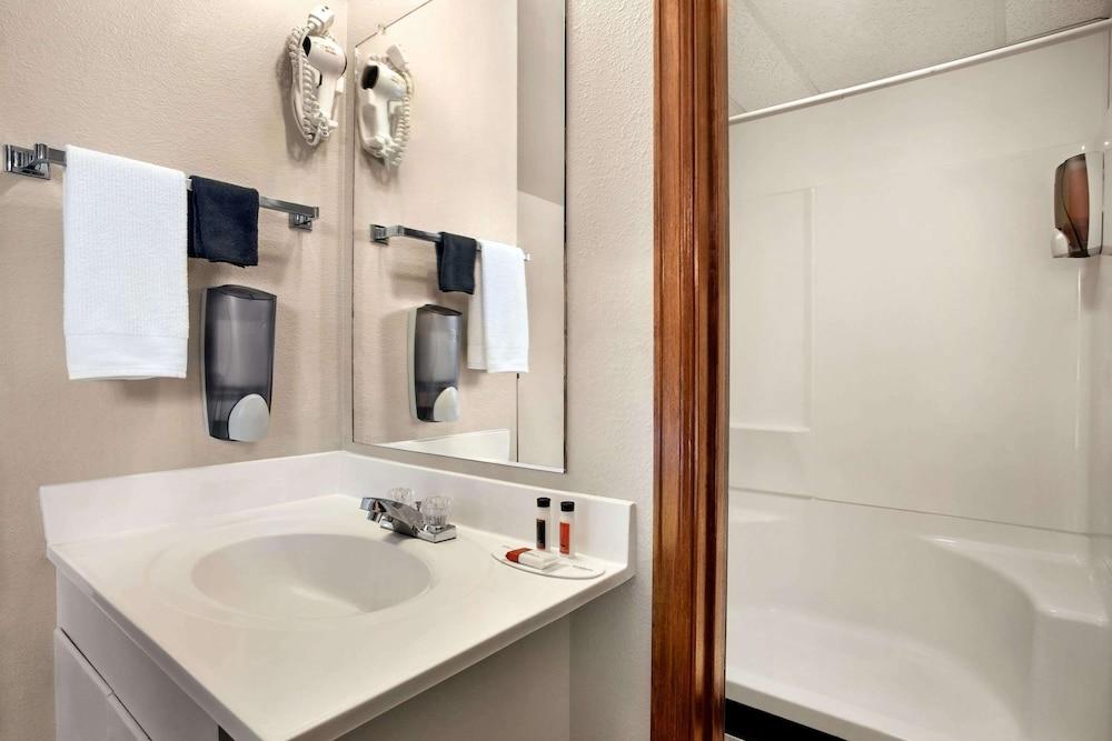 Travelodge by Wyndham Guernsey photo 7