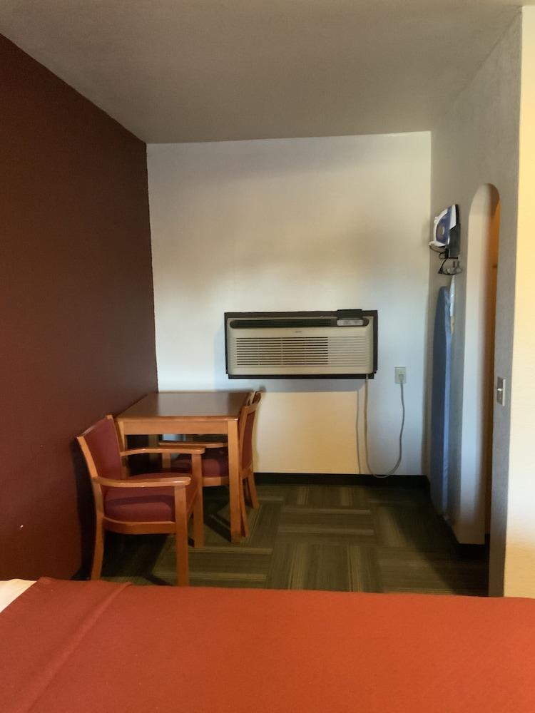 Frontier Motel photo 37