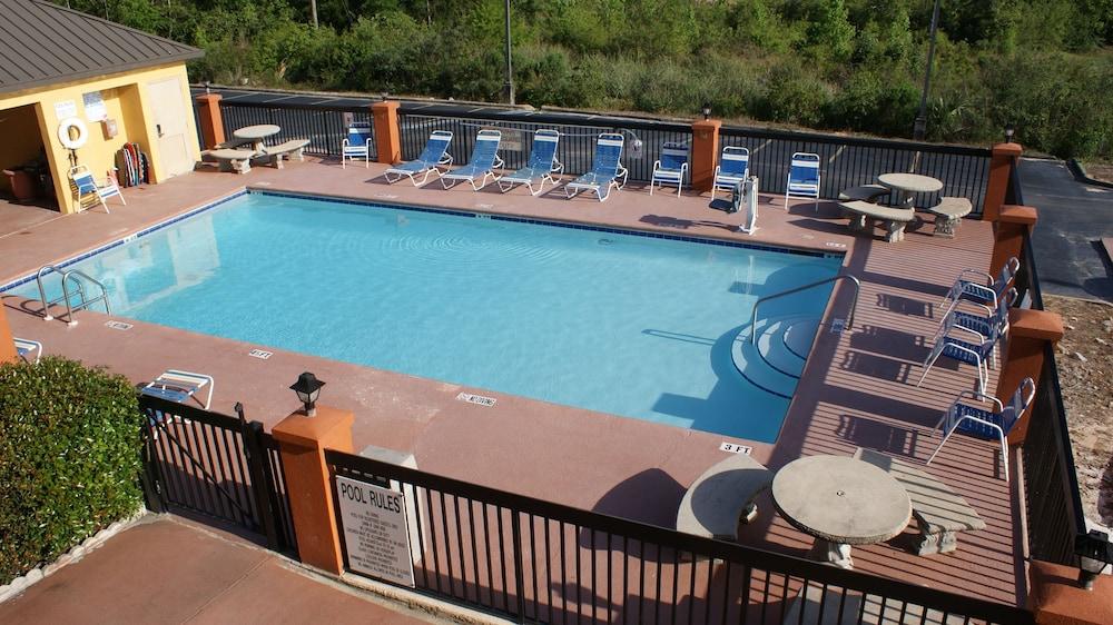HomeTown Inn & Suites photo 16