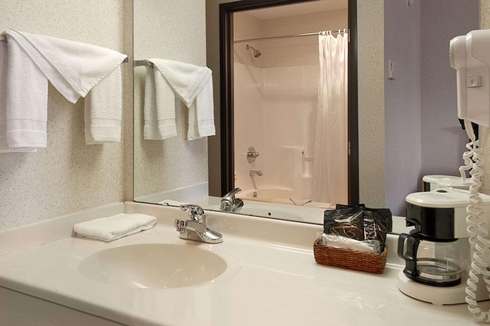 Baymont by Wyndham Dowagiac photo 5