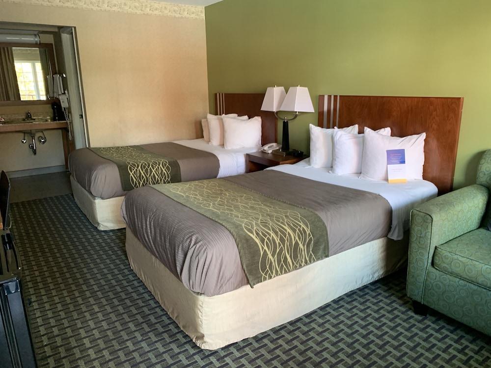 Days Inn by Wyndham Austintown photo 27
