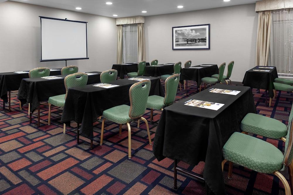 Hampton Inn Woodbridge photo 40