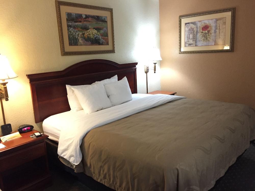 Econo Lodge Inn & Suites Eagle Pass photo 27