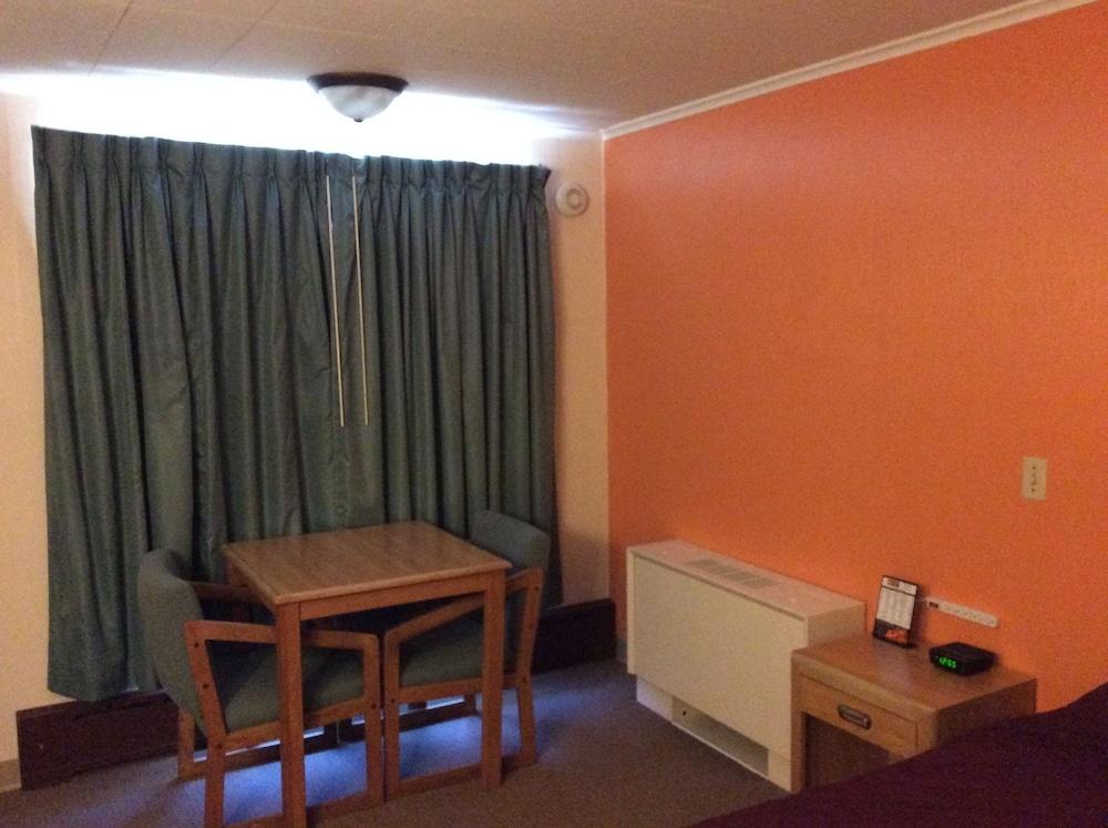 Budget Host Inn Iron Mountain photo 12