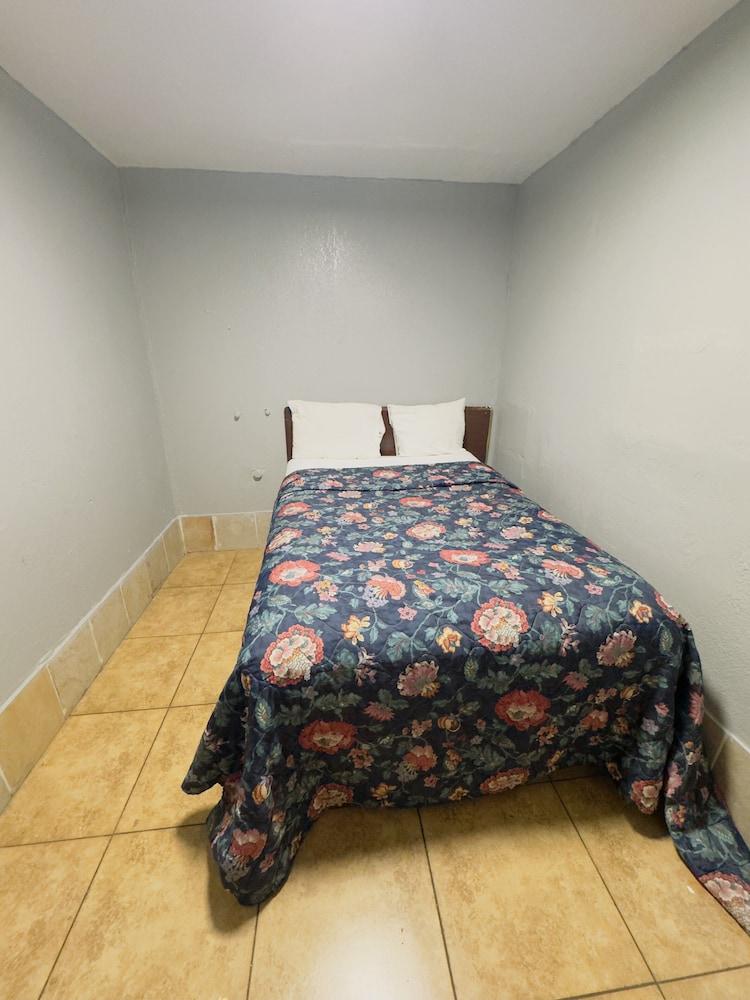 Parklane Motel photo 14