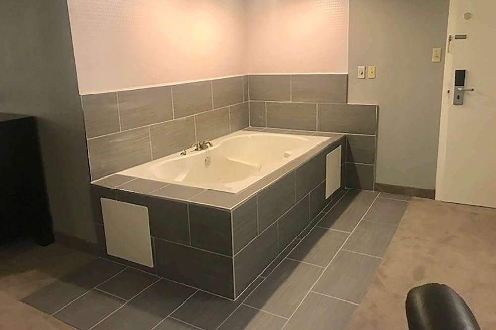 Days Inn by Wyndham Conneaut photo 32