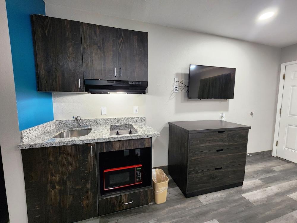 Scottish Inn & Suites photo 23