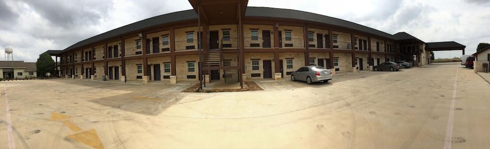 Pearsall Inn & Suites photo 27