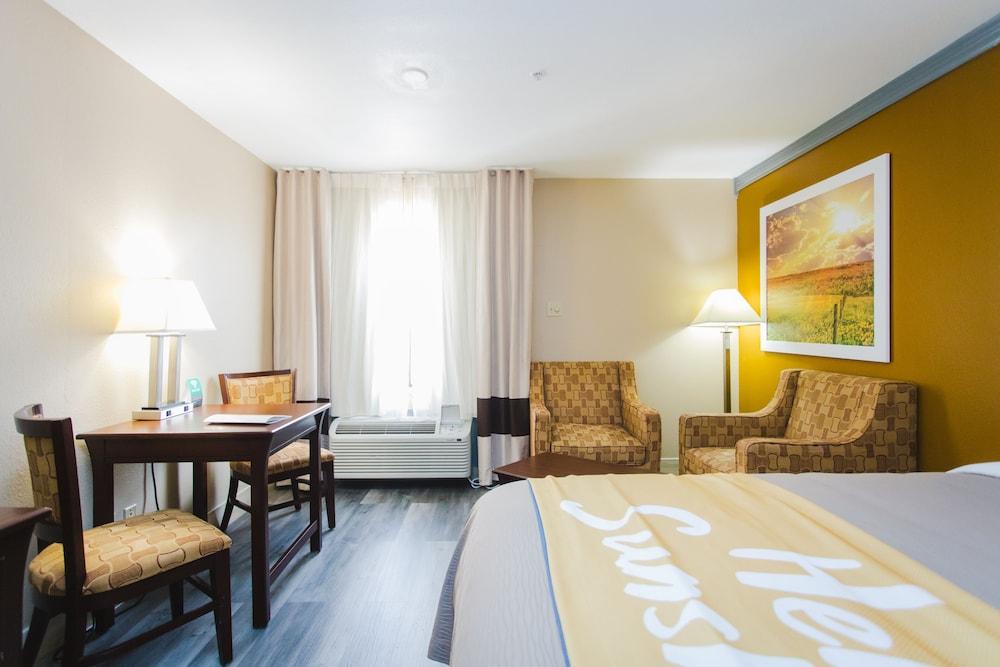 Days Inn by Wyndham Rosenberg photo 4