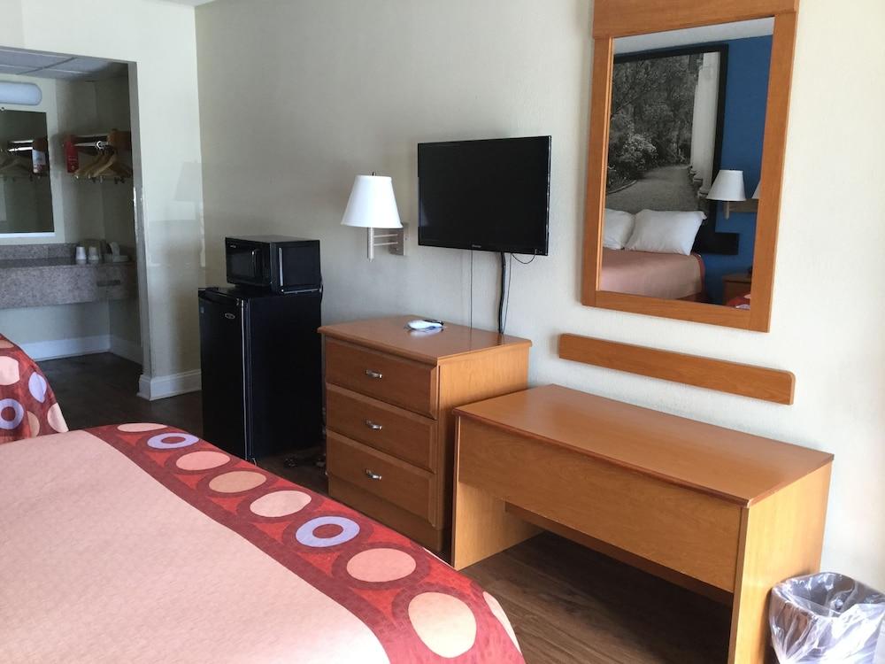 Super 8 by Wyndham Walterboro photo 10