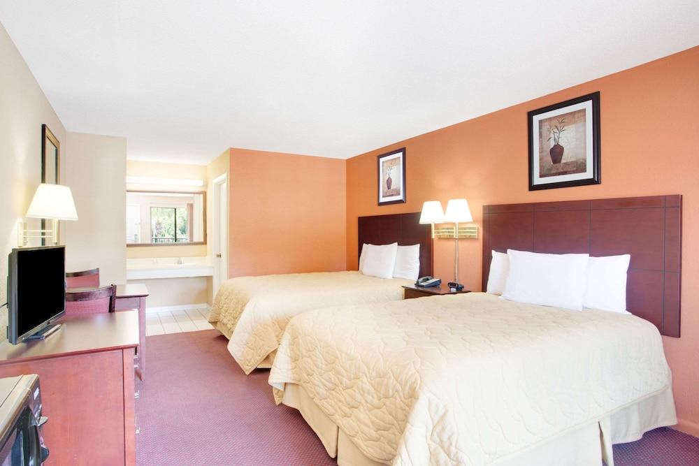 Super 8 by Wyndham Defuniak Springs photo 12