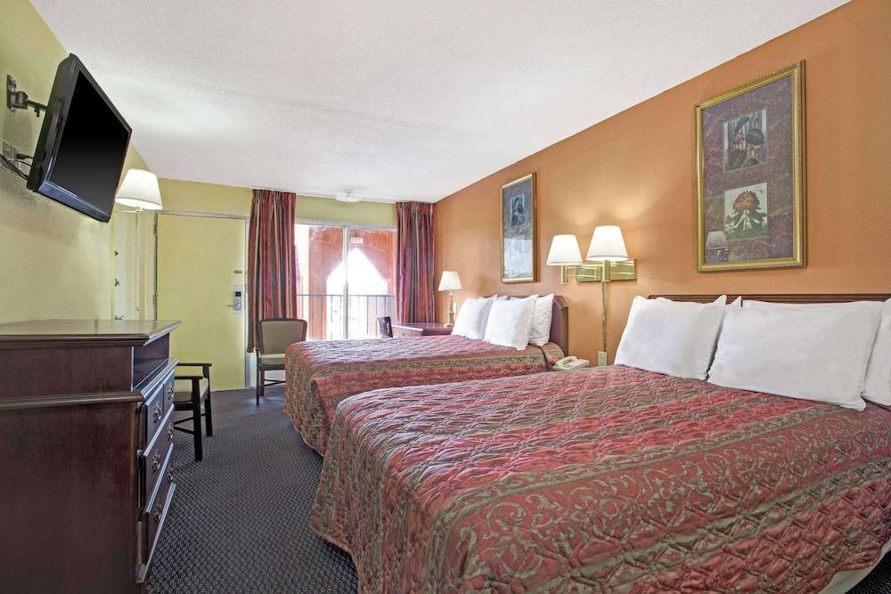 Days Inn by Wyndham Benson photo 3