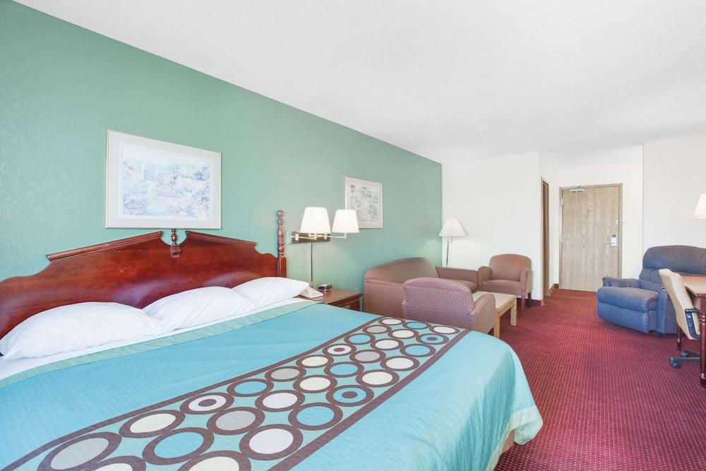 Super 8 by Wyndham Kennett photo 10