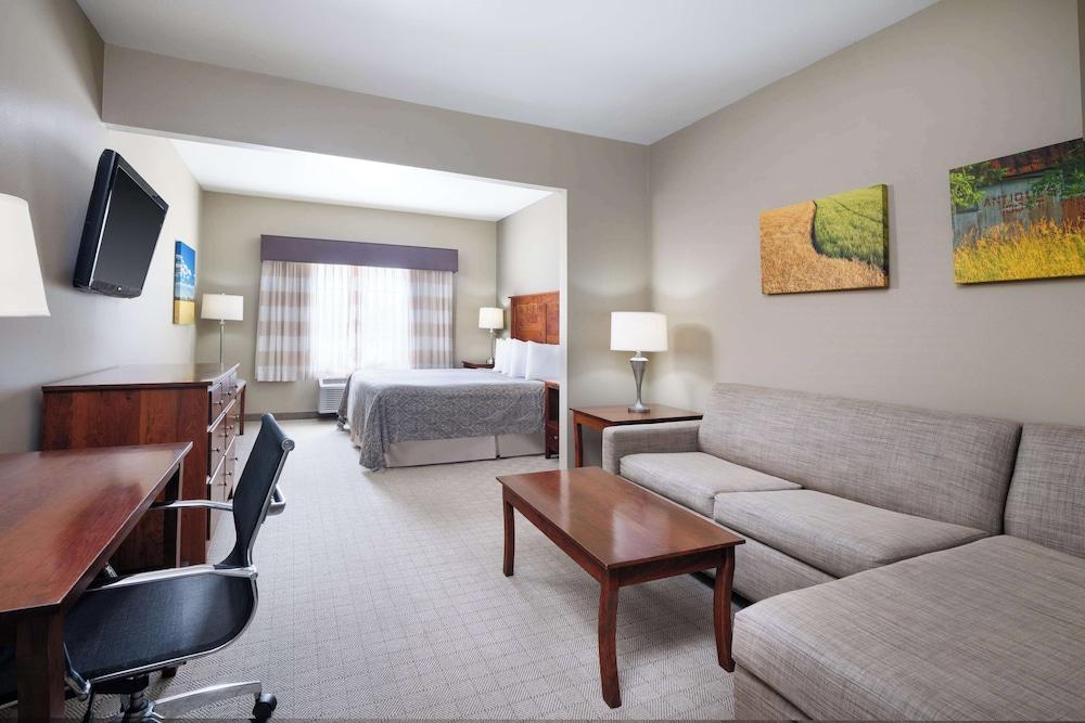 Green Mill Village Hotel & Suites, BW Signature Collection photo 11