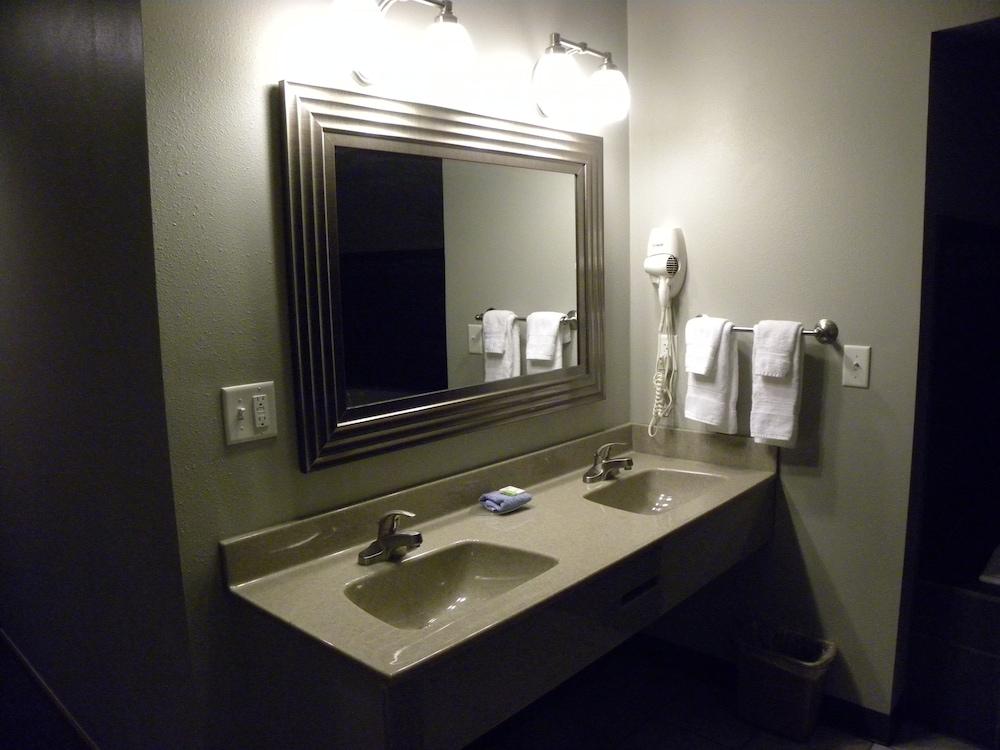 New Victorian Inn and Suites photo 27