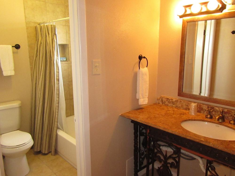 El Patio Inn photo 32