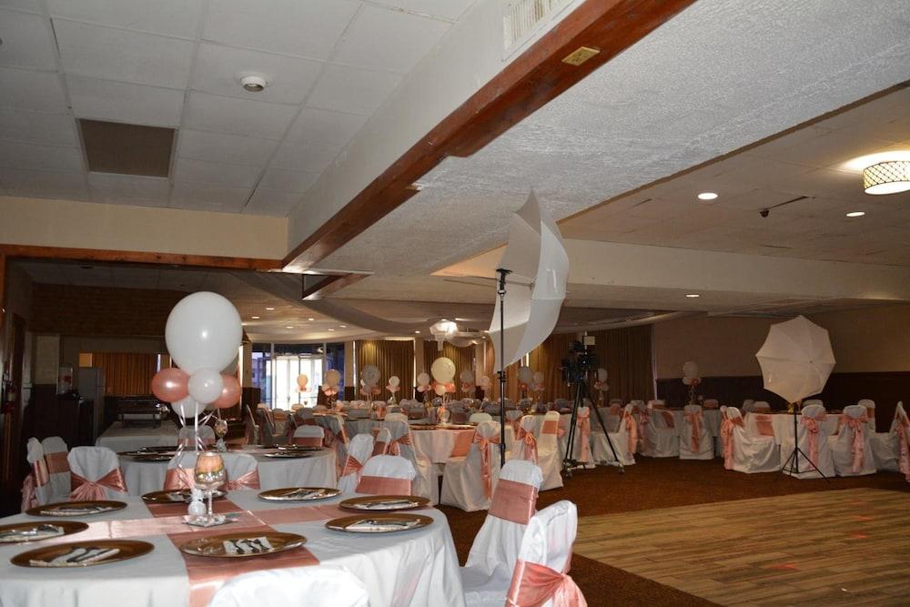 Columbus Grand Hotel & Banquet Center photo 25