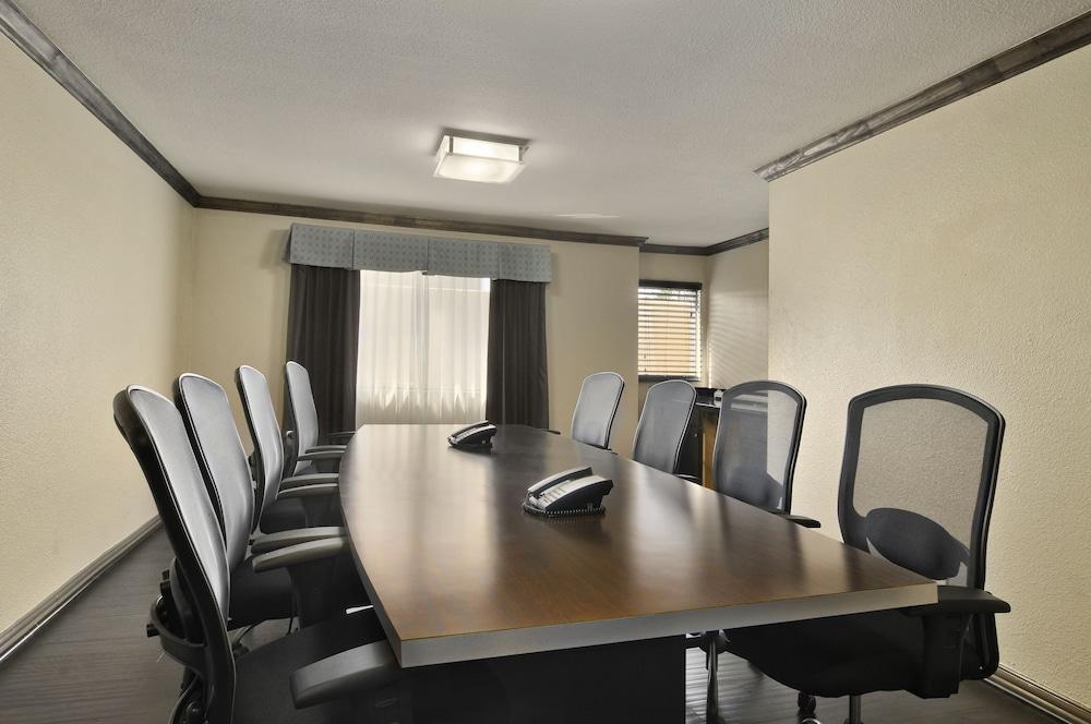 Ramada by Wyndham Houston Intercontinental Airport South photo 27