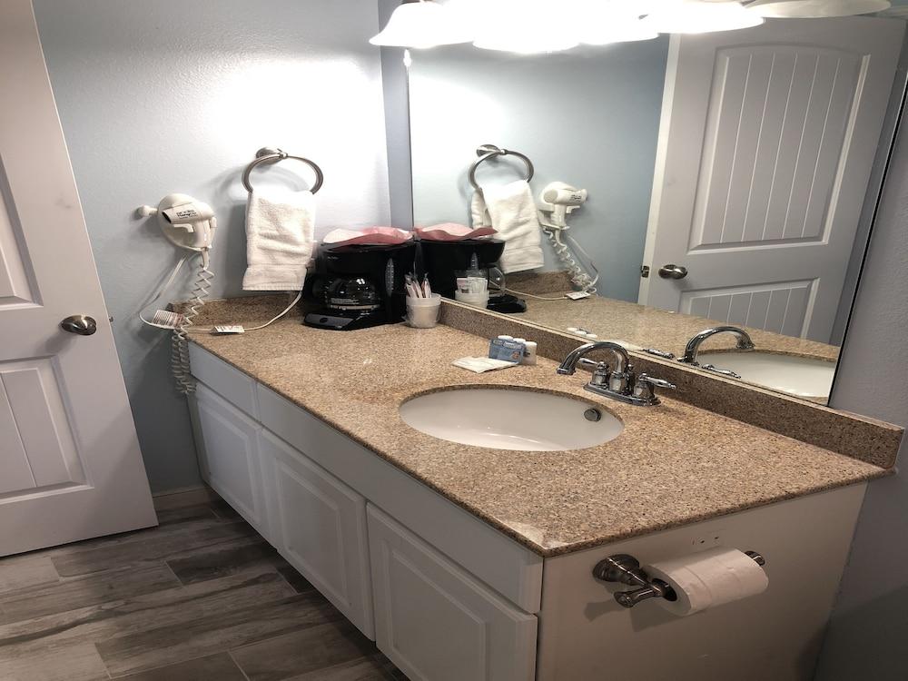 Beachgate Condo Suites And Hotel 512a+512b 2 Bedroom Condo photo 11