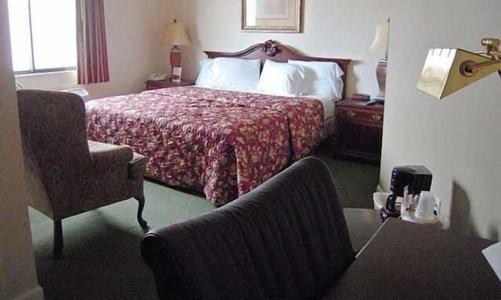 Colonie inn and Suites photo 11
