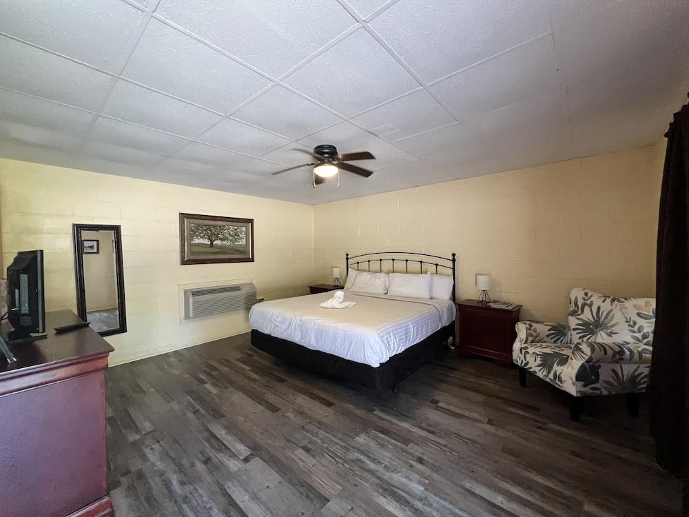 King Guest Room located at the entrance to Mountain Harbor just 2 1/2 miles from Lake Ouachita. by RedAwning photo 13
