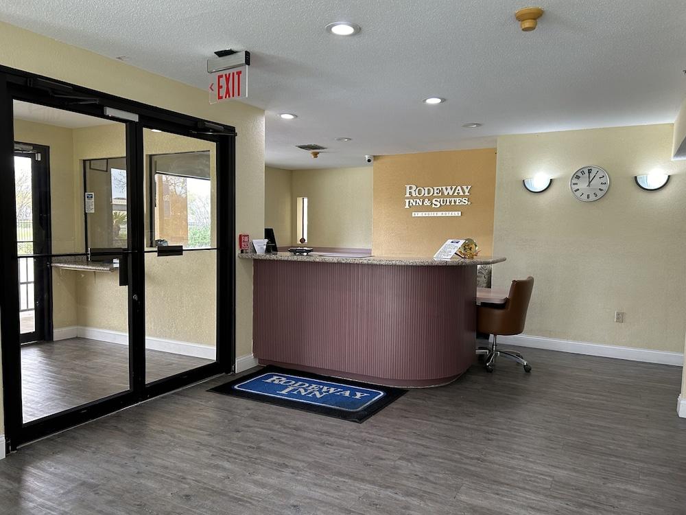 Rodeway Inn & Suites Highway 290 Northwest photo 3