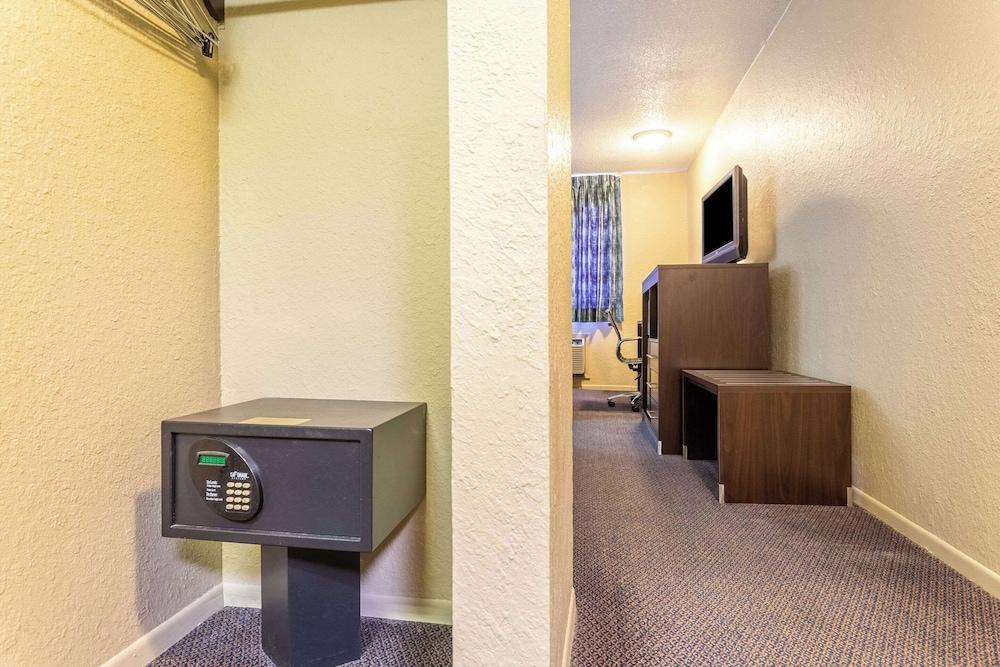 Motel 6 Concordia, MO photo 21