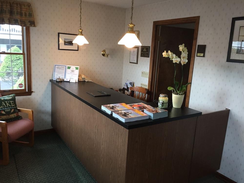 Adirondack Retreat Inn & Suites photo 2