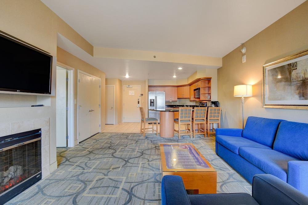 Sapphire Skyline Premium Suite photo 51