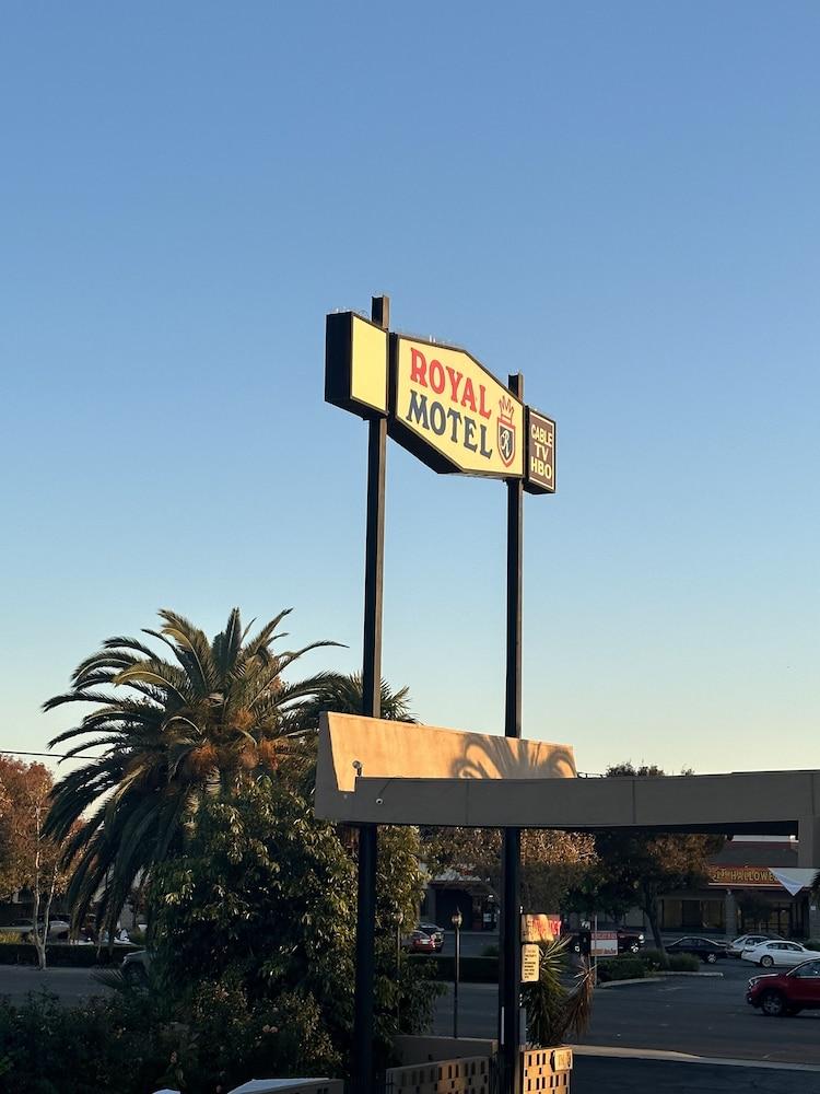 ROYAL MOTEL TRACY LLC photo 11