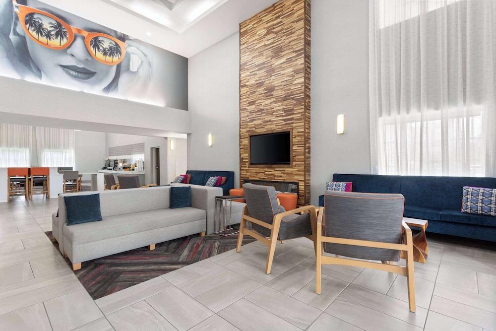 La Quinta Inn & Suites by Wyndham Ft. Pierce photo 6