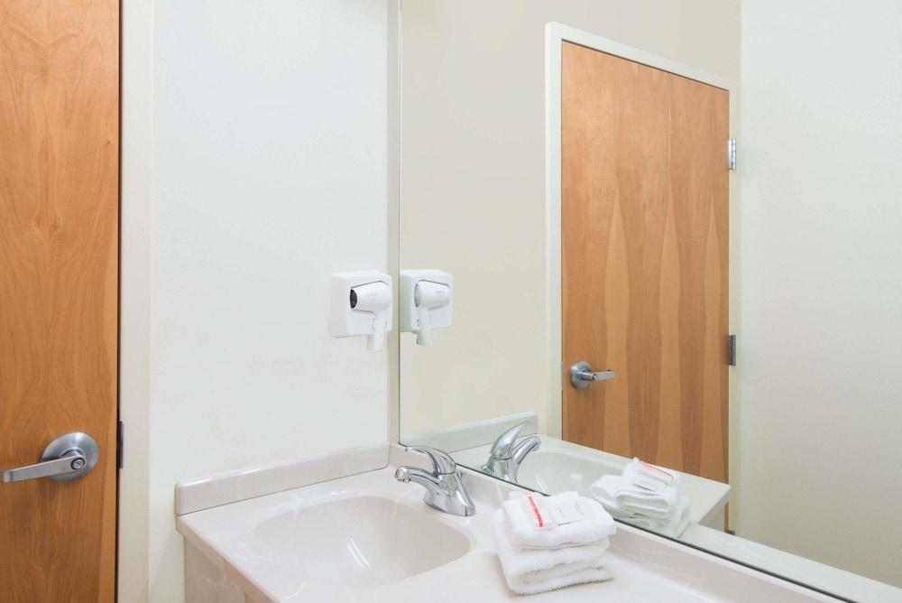 Microtel Inn & Suites by Wyndham Plattsburgh photo 31