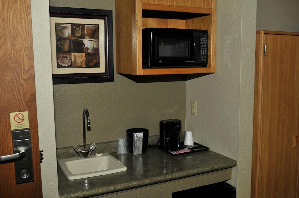 Apple Tree Inn and Suites photo 13