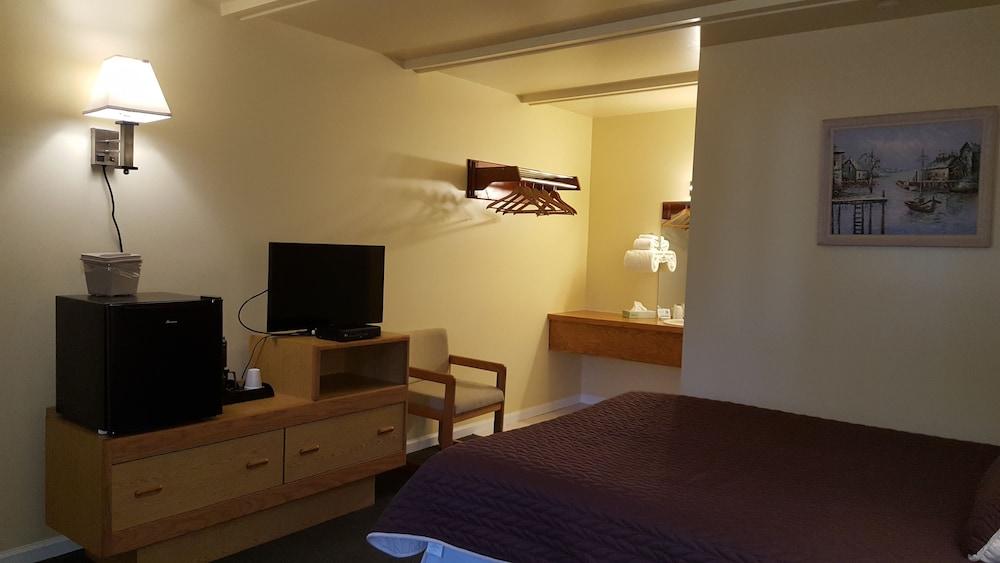 Captain's Quarters Motel photo 47