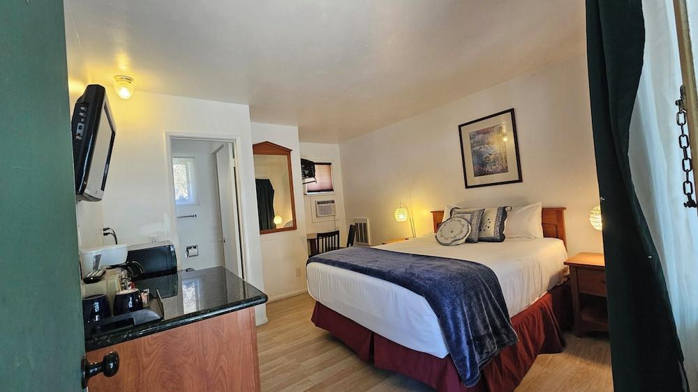 Cedar Lodge Motel photo 17