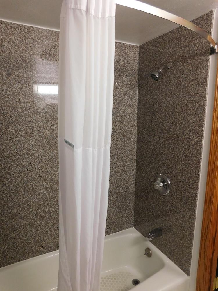 Days Inn by Wyndham West Branch Iowa City Area photo 16