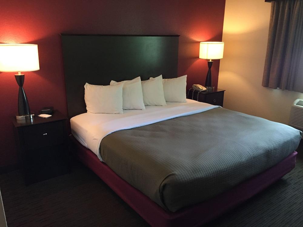 Blossom Hotel & Suites Traverse City photo 24