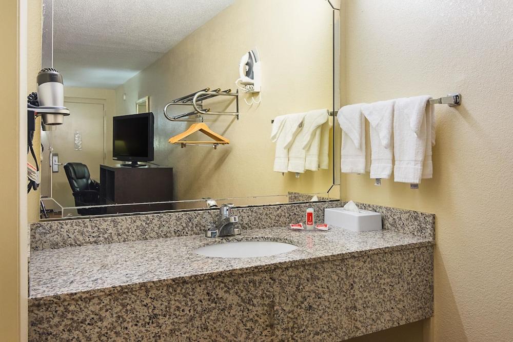 Econo Lodge Research Triangle Park photo 13