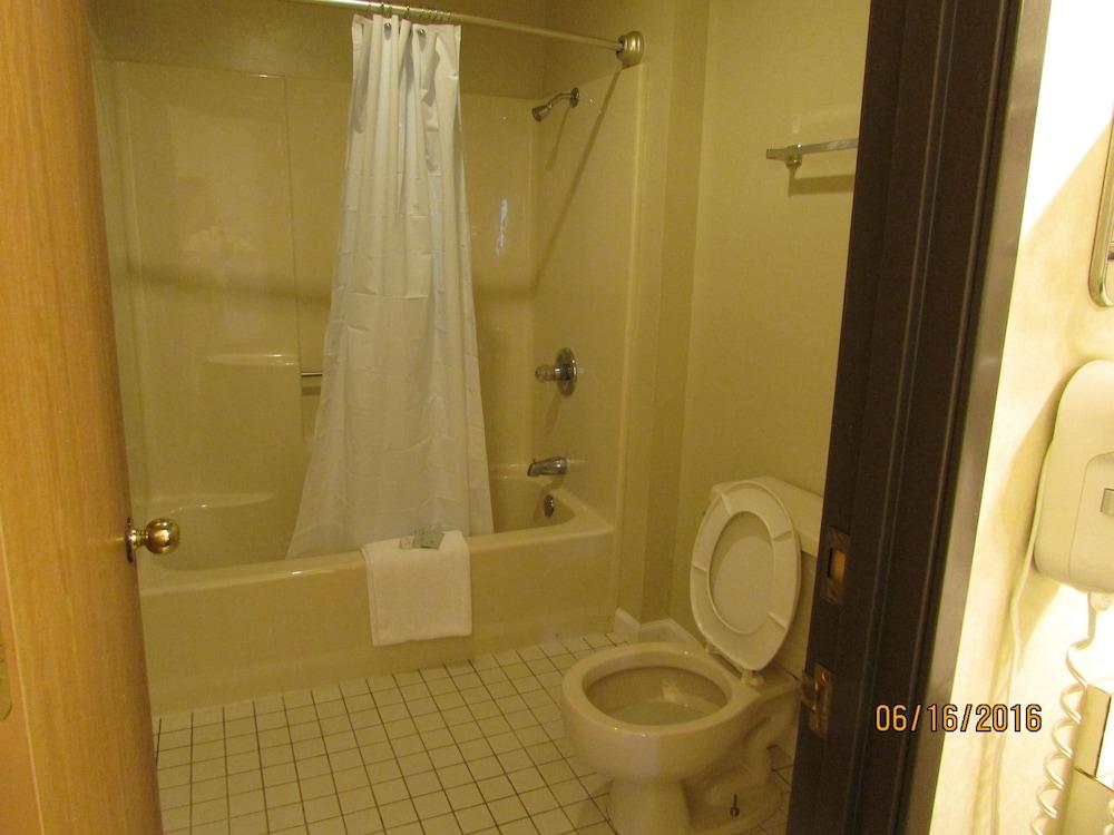 Great Lakes Inn photo 36