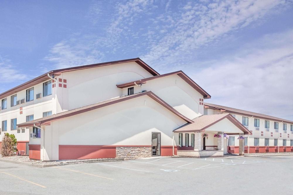 Super 8 by Wyndham Montgomery Maybrook photo 1