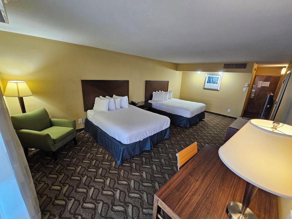 Clarion Inn & Suites Roswell photo 12